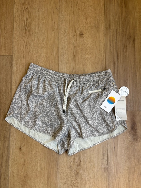 Vuori Pants - Vuori Clementine Pale Wheat Samba Shorts Size XL